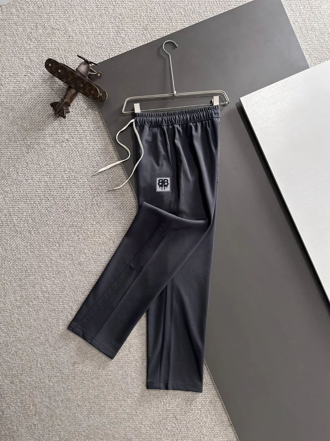 The next day shipped P195 Balenciaga 2026 summer New Arrival elastic casual pants, counter custom fabric Breathable high comfort, impeccable details, brand elements design concept, reflecting high quality. The hand feels delicate and soft! Casual cuts and awesome upper body! Sizes: S-3XL